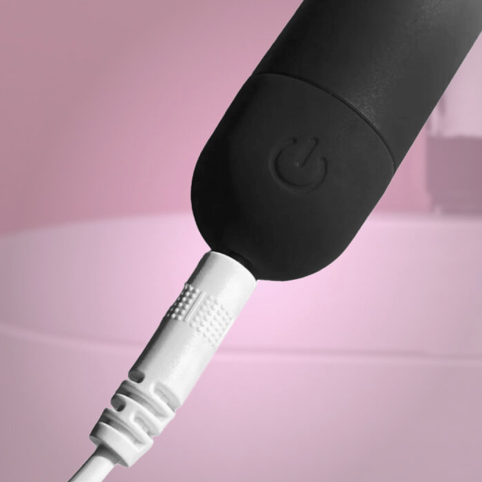 USB charging the HoneyWink Mini Vibrator
